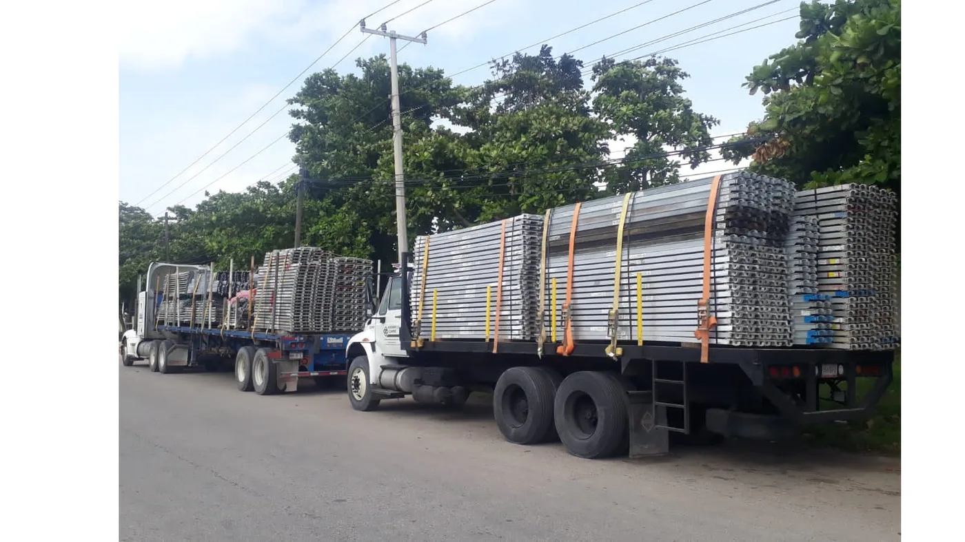 Camión de Andamios Zare cargado con material rumbo a obra