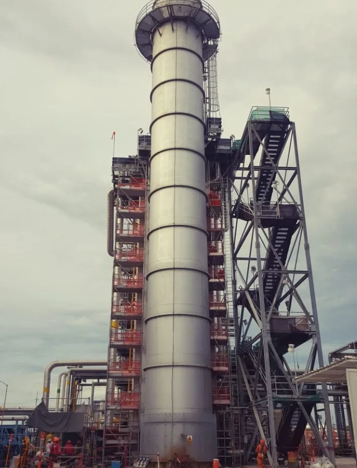 Torre de andamios en caldera industrial