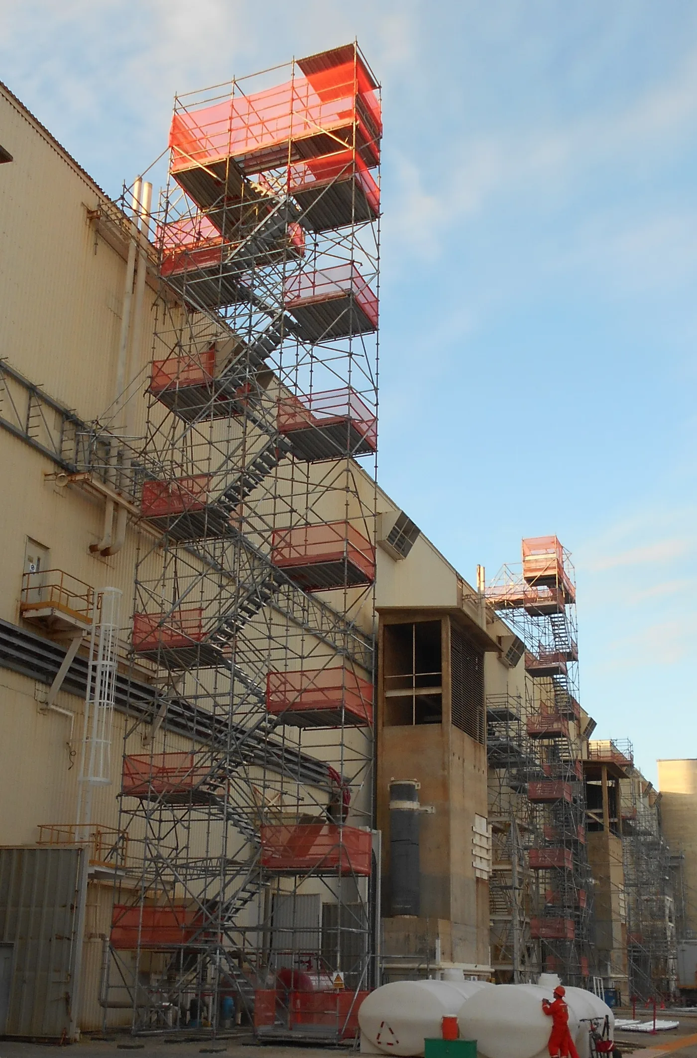 Torre de andamios multidireccionales en planta industrial