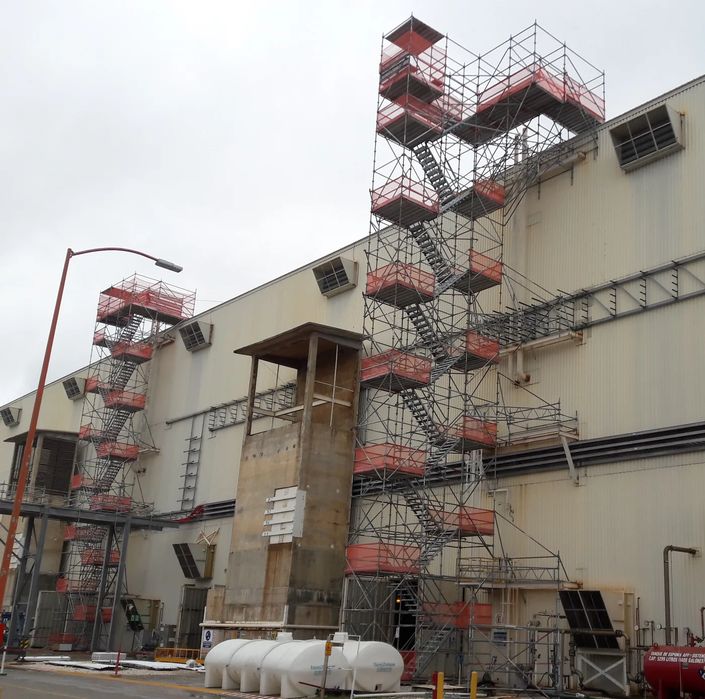 Estructura de andamios en fachada de planta